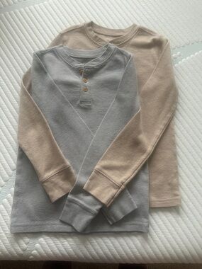 Jumping Beans Thermal Henley Tops in Beige and Light Gray (lot of 2)